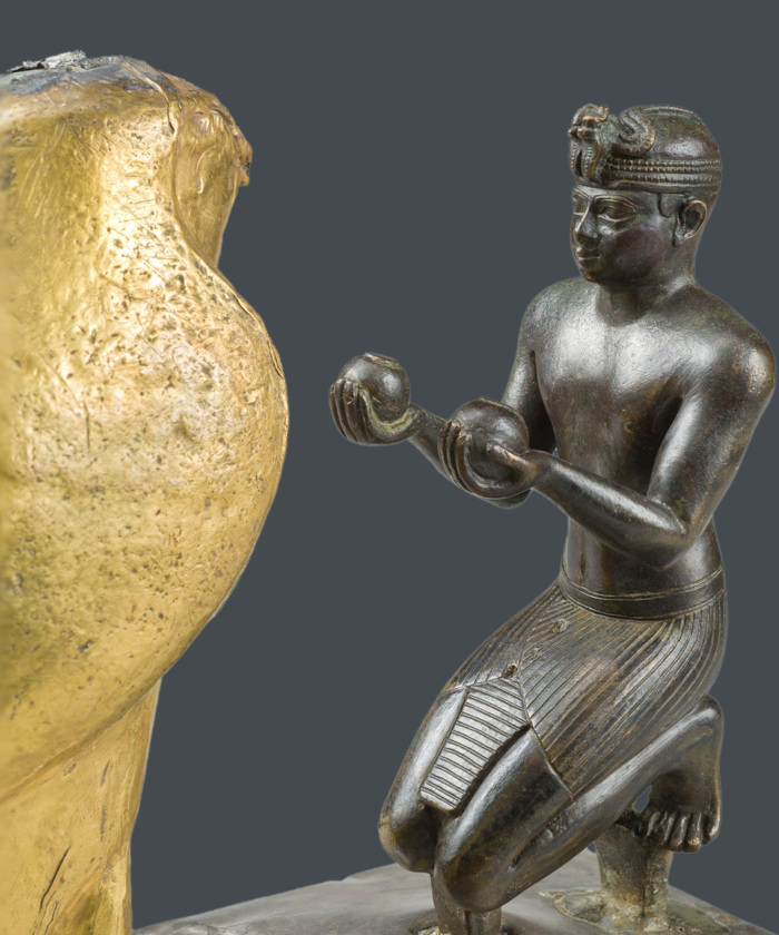 Taharqa à genoux offrant le vin au dieu-faucon Hémen